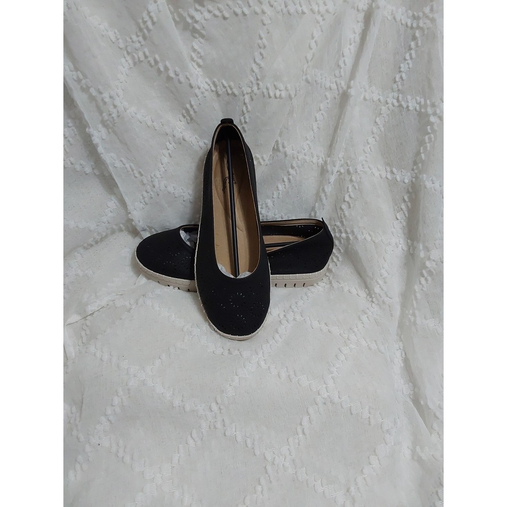 NWOT Easy Street Womens Black Laser Cut Floral Slip On Flats 7.5 Wide